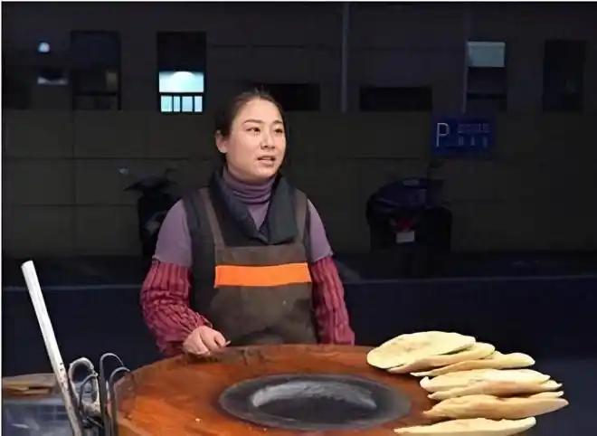 地球最强扶弟魔！安徽滁州潘晓梅，从2020年开始卖烧饼，卖了十几年，攒下近百万积