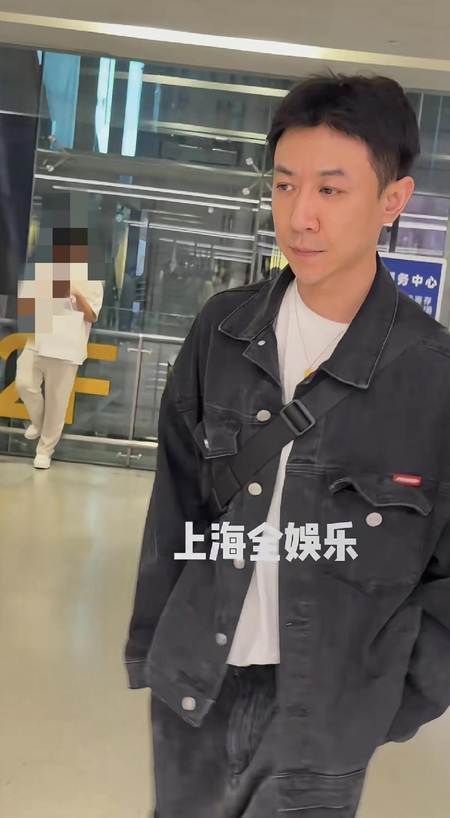 还是要相信董璇的眼光，说不定她还是高攀了。张维伊网上看起来就那样，真人巨帅，