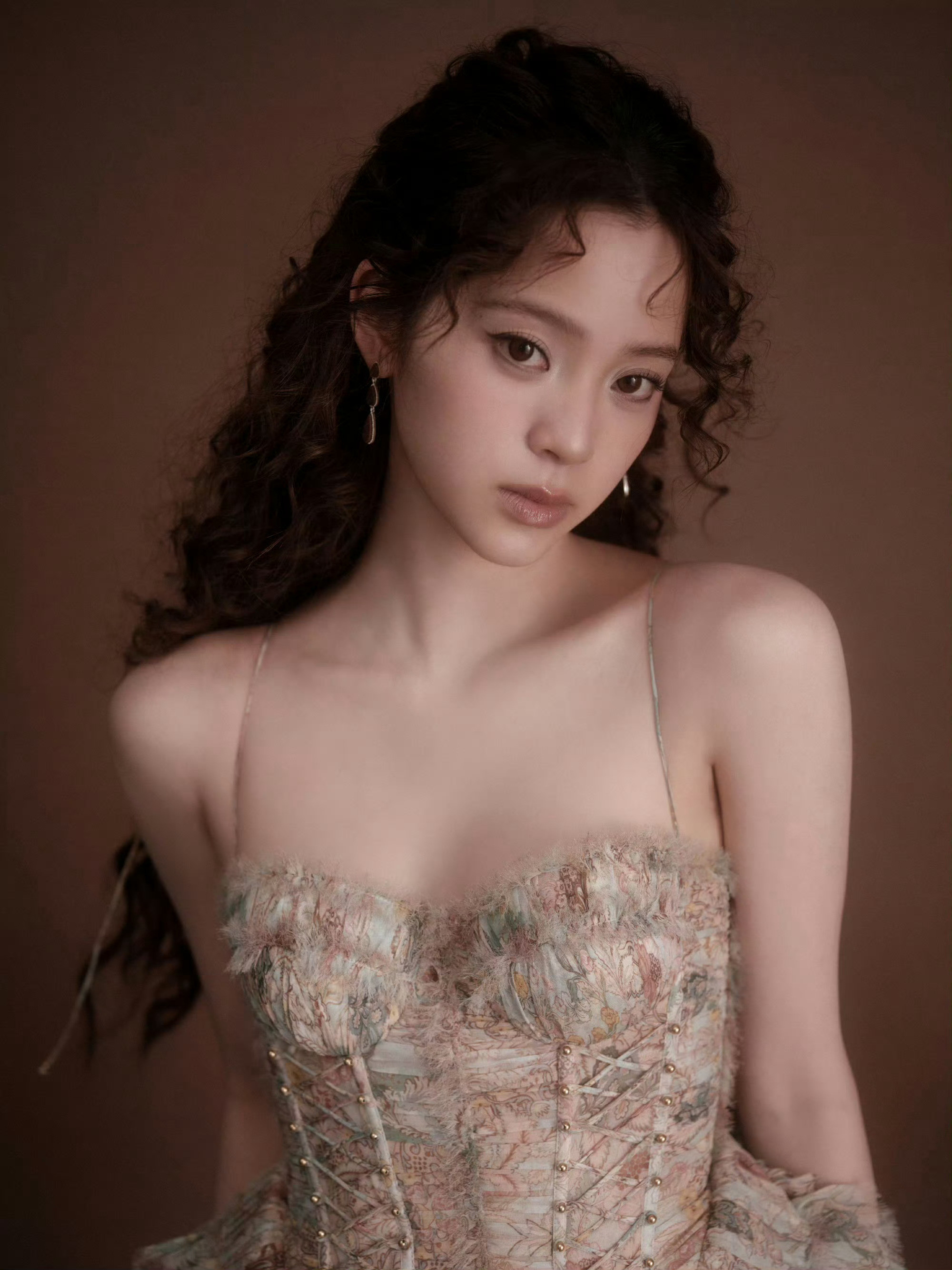 欧阳娜娜完全公主来的欧阳娜娜卷发➕收腰蓬蓬裙造型好美，妥妥滴公主本主👸，站在舞