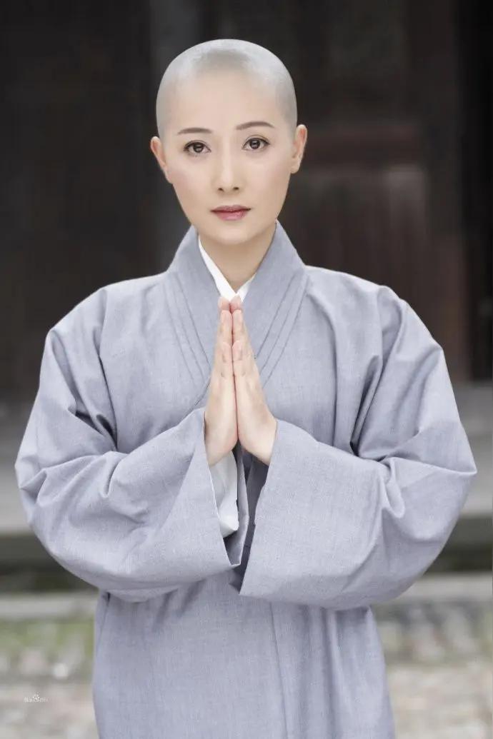 一哥们最近感情受挫，一气之下遁入了空门。数月后，他父亲终于在寺庙找到他，他却