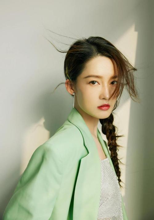 邻居平时很少说话，家里只有他们母女二人，相处2年没有看过孩子他爸，偶尔孩子她舅舅