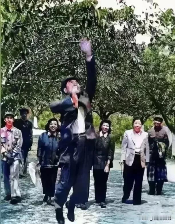 真是没有想到，周总理也有这么随性的一面。有一次，周总理和邓颖超大姐来到一处果园