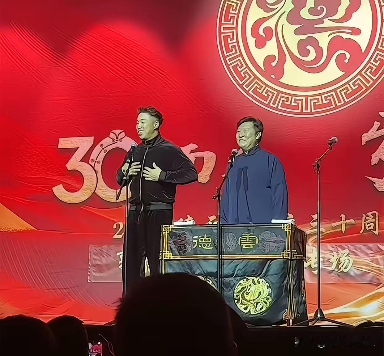 德云社环球巡演法兰克福站，烧饼丢了件大褂，结果把德国人那点老底儿给掀了。演出