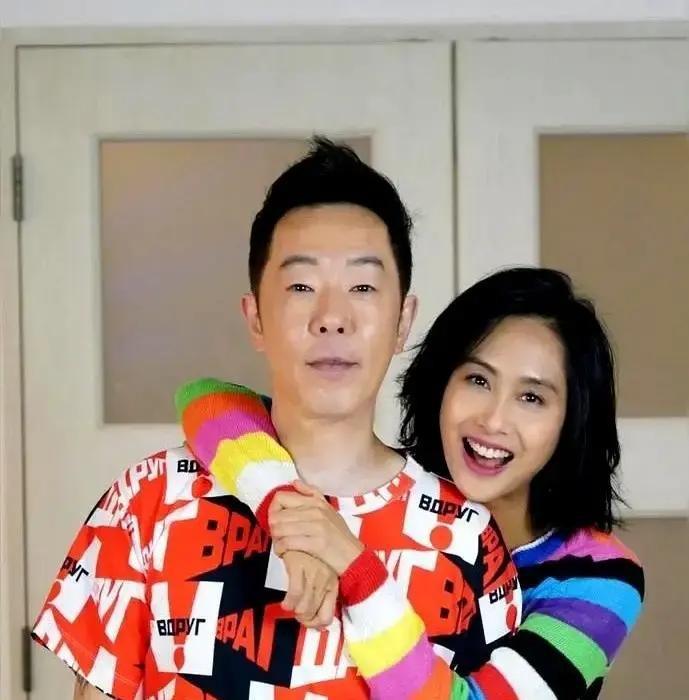 黄贯中和黄家强2004年一起拿了香港金像奖，7个月后两人在旺角酒吧打到见血。