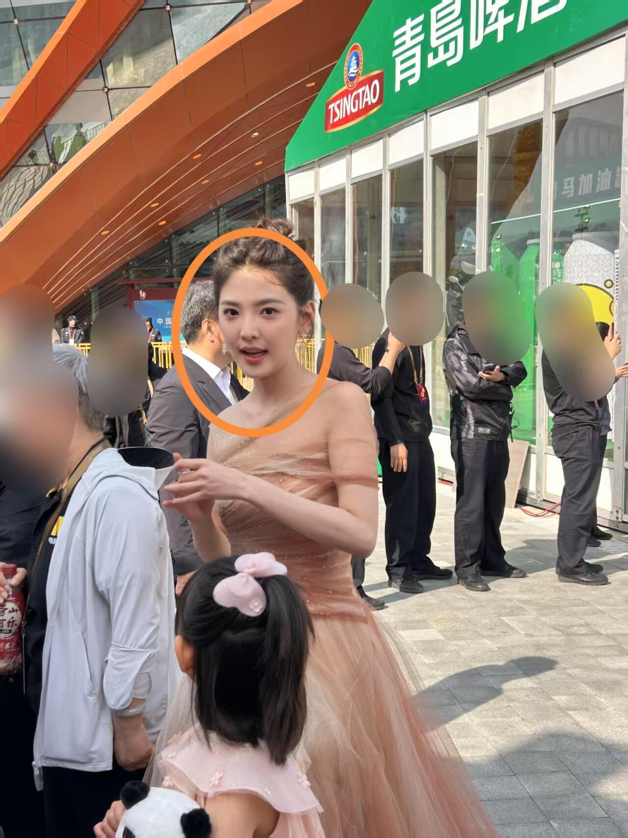 不是…章若楠这么好看？？怎么能这么好看这么白，真是一整个美我心动，生图也.能这