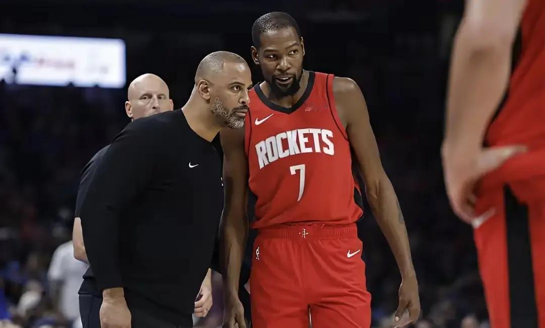 火箭更衣室的火药桶，根本没时间爆炸。他们正忙着三件事：数钱、画战术、当保姆。