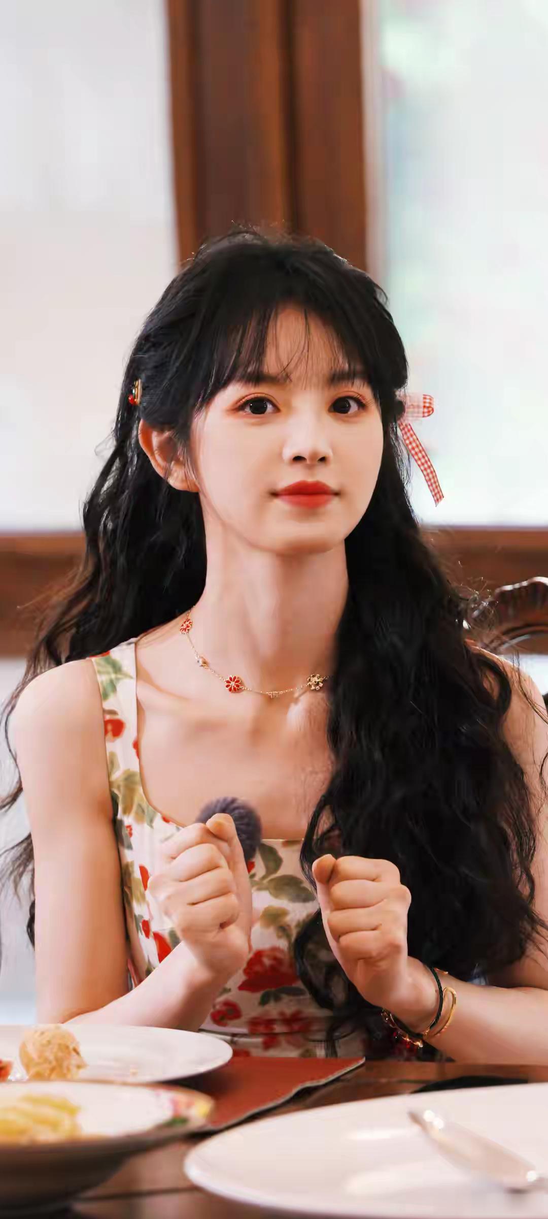 1.田曦薇是目前同年龄段小花里面，上升趋势最明显的，路人缘也好，男粉女粉的数量都
