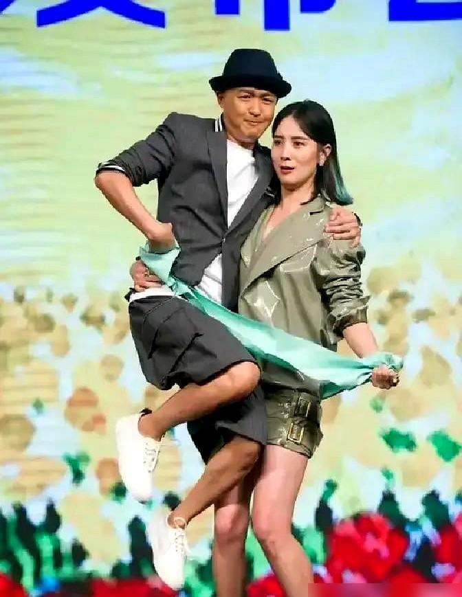 她不是在演暧昧，是在对抗乳腺炎。电梯门关上的那三十秒，八卦头条在猜她和对手演员