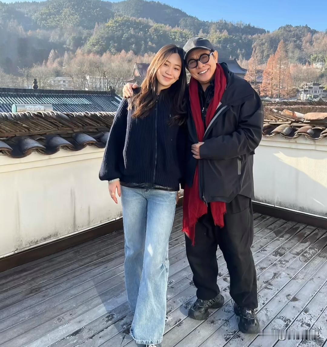 李连杰和22岁小女儿现身安徽旅游，他的打扮朴素，看起来苍老了好多，脸部皮肤好差，