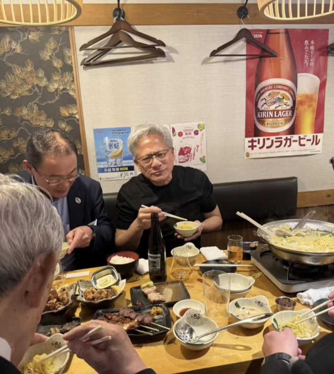 63岁英伟达总裁黄仁勋现身日本东京一间小店吃面条，一帮日本商界大佬陪同，他们一边