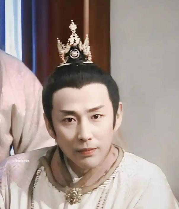 我不懂王家卫，但我了解陈道明，一身正气这个词，放在他身上没有任何的违和感。还