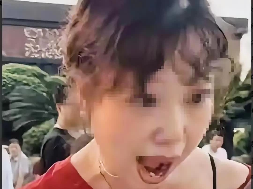 在派出所里还敢那么嚣张，说明什么？重庆洪崖洞女子做不成生意与男游客发生冲突，