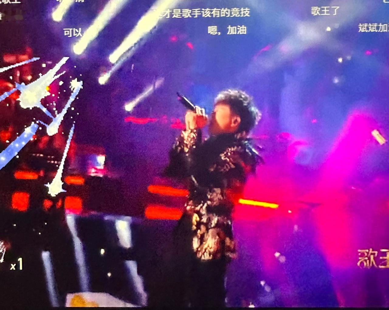 胡彦斌今晚这架势，歌王奖杯怕是提前刻好字了。他今晚的第二个舞台，从头到脚都写着