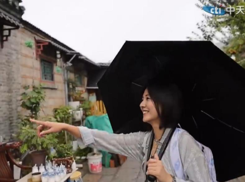 中天小姐姐真实嘴脸曝光！中天小姐姐这次在北京的拍摄去的都是胡同和狭窄的老