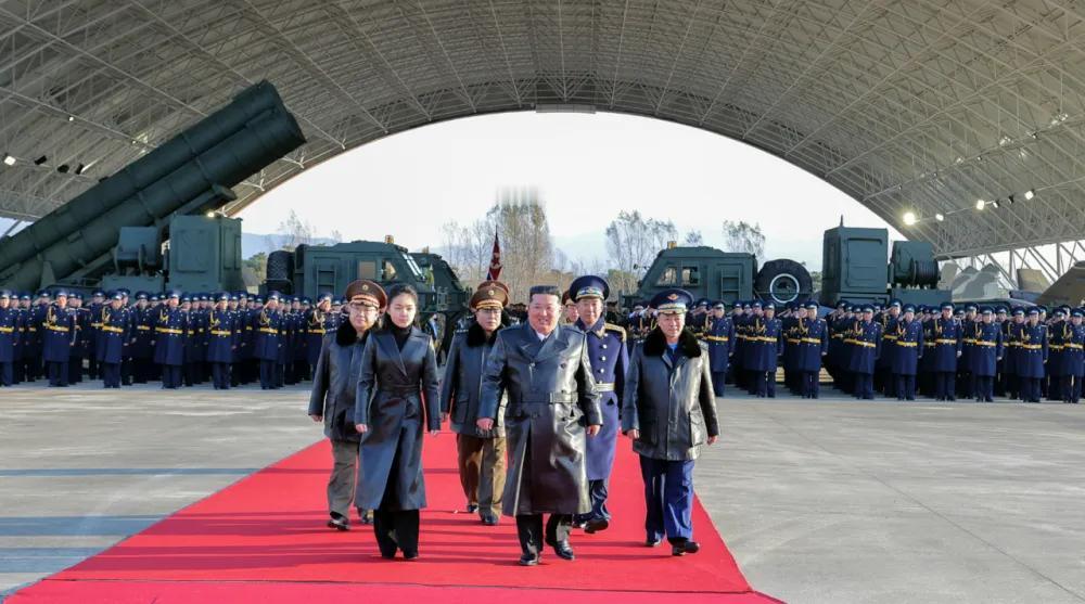 朝鲜金正恩重点培养自己的女儿了，出席重要活动时，总是让女儿陪伴在左右，女儿越来越