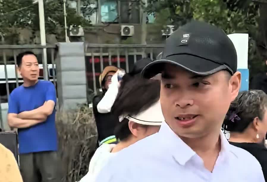 郭敬明今天怕是笑不出来。他怎么也没想到，新书签售人挤人，最后是被保安架着