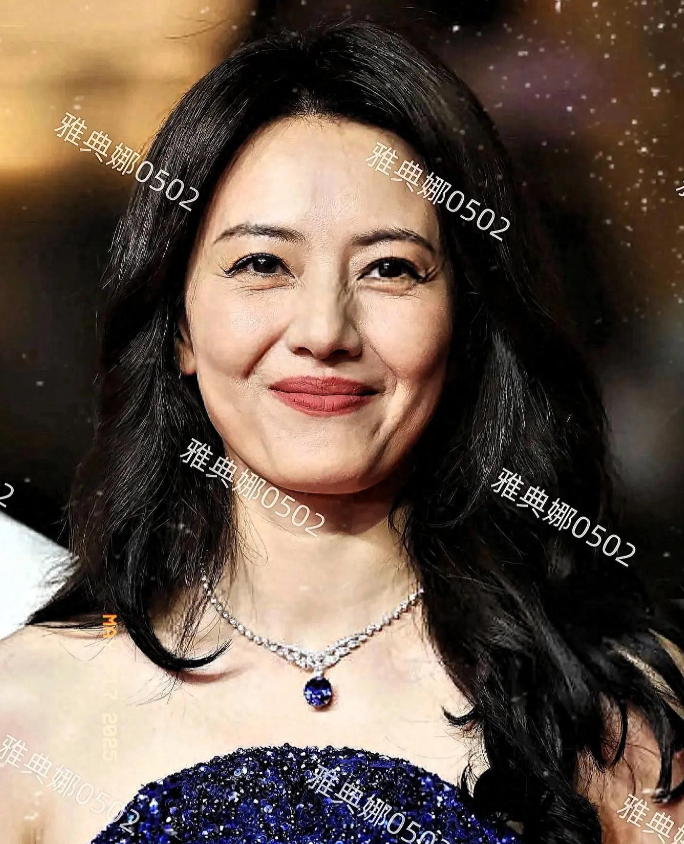 高圆圆比古天乐花期长，自然脸虽有皱纹依然扛住了外媒镜头超自信大美女高圆圆带着新