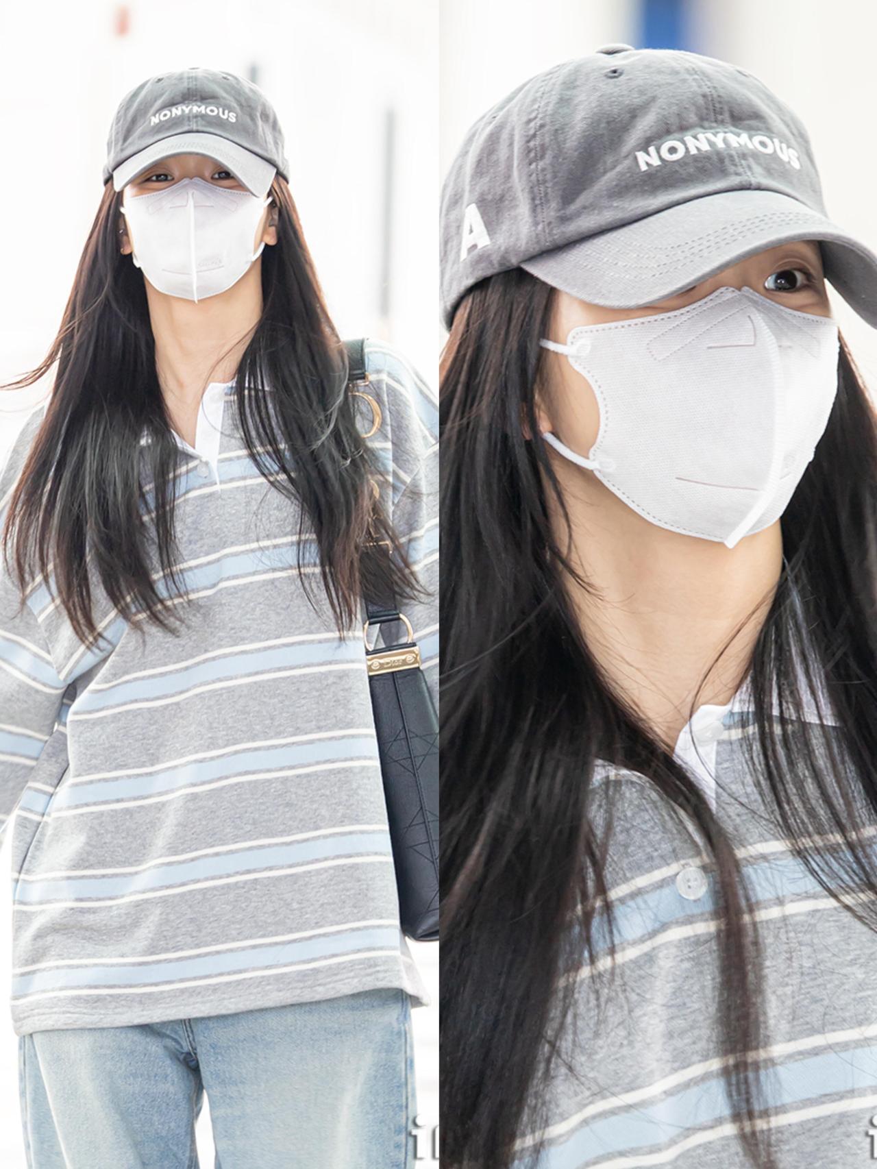 智秀街拍，这次的穿搭很慵懒！浅灰蓝条纹Polo衫搭配水洗浅蓝阔腿牛仔裤，宽松版