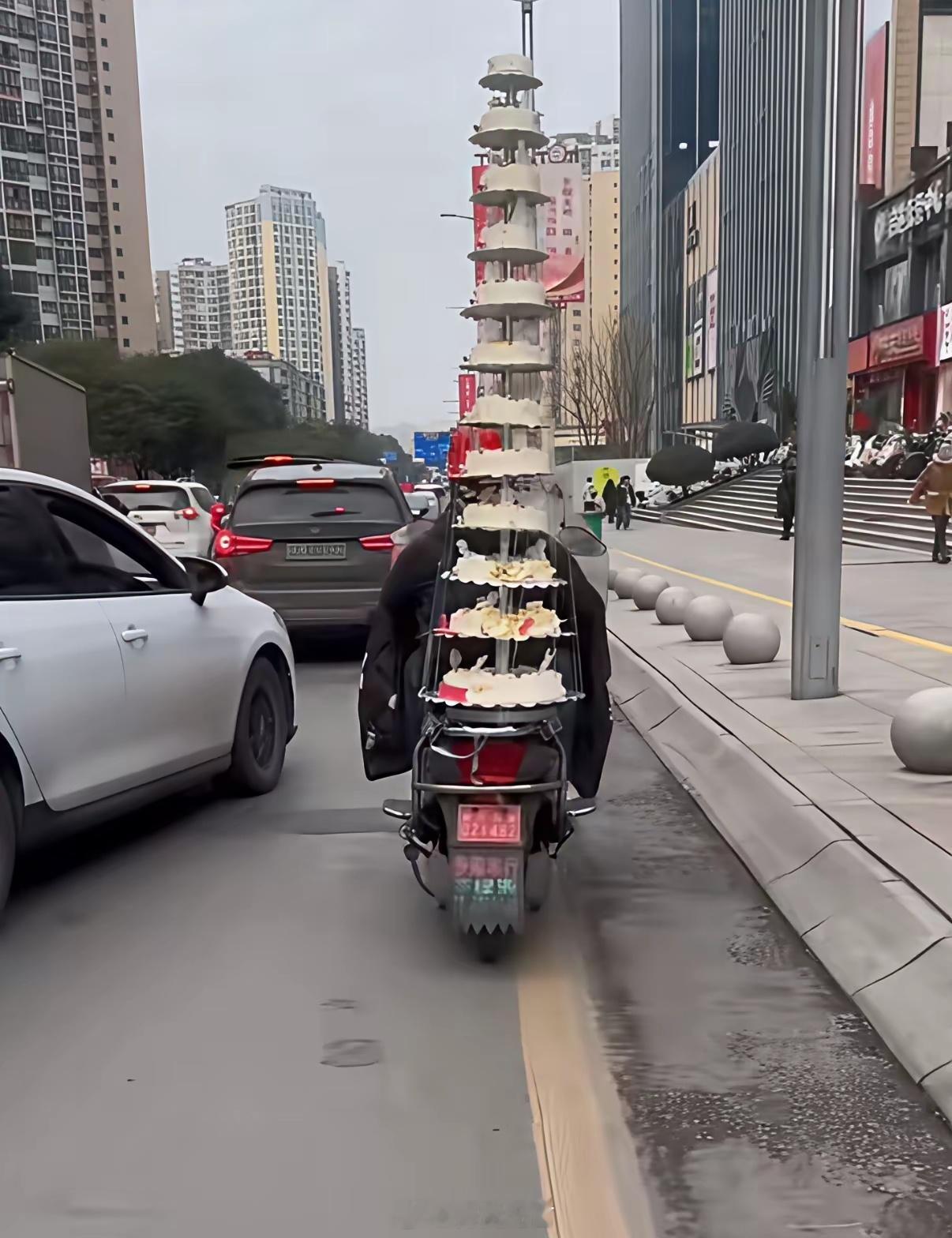 当时刷到这个拖着12层蛋糕的视频，就担心他的蛋糕会打翻，现在看到后续了，果然打翻