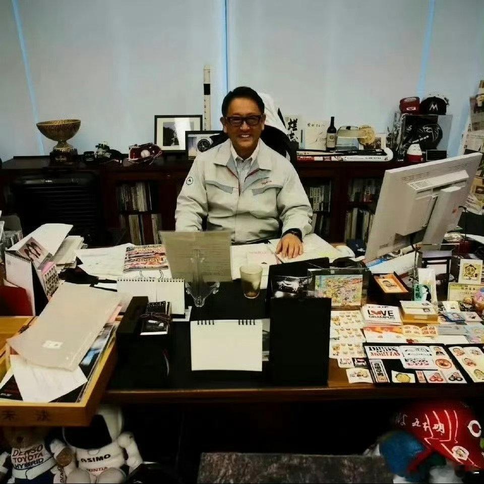 马斯克和丰田章男的办公室，两种风格
