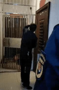 邻居违规占用公共资源，在楼道上私自安装了一扇门。隔壁邻居与物业与该邻居沟通无果后
