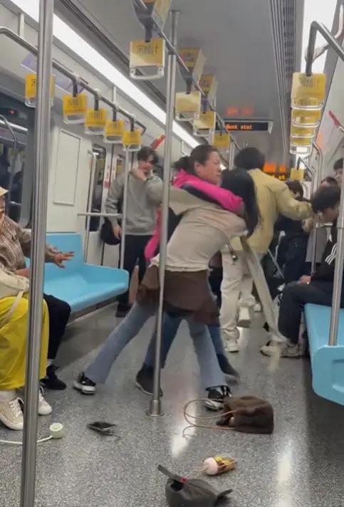 地铁女子和66岁老太互殴后续！两人几乎同时挨着椅子，老太先动手薅头发，正脸曝光，