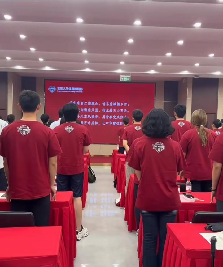 王楚钦在北大入学，穿着红色校服，黑色短裤，后面的竟然比大头哥高！太有气势了，北