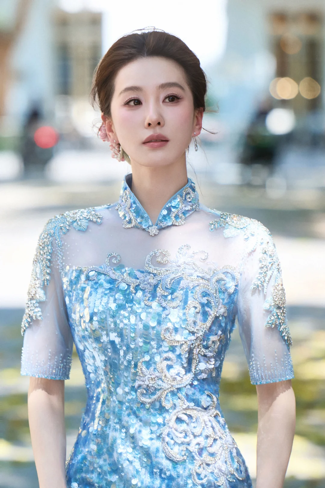 刘诗诗，冰蓝鱼尾旗袍缀满碎钻亮片，东方雅致立领勾勒温婉风骨，纤腰长腿曲...