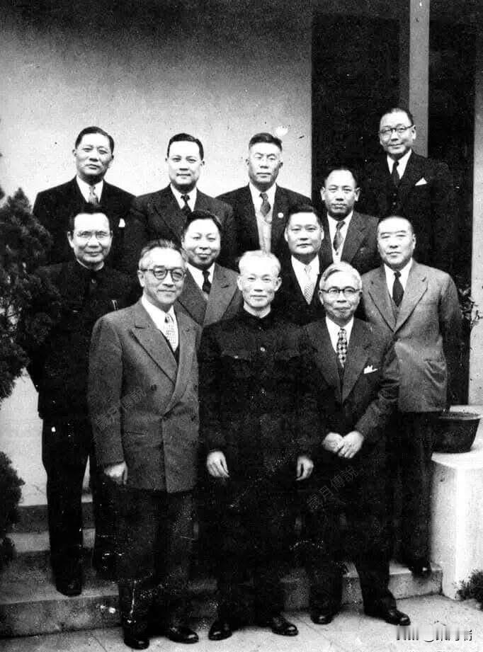 1952年，胡适博士（前排左一）由美国来到台湾，与老友重聚合影。图中为（前排中、