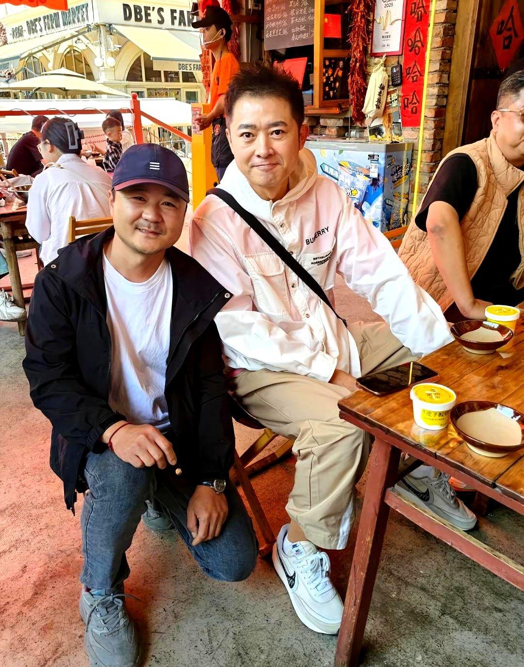 53岁任泉在河南一家餐馆吃午饭被偶遇，他的穿衣打扮年轻时尚，他大方顶着素颜迎着