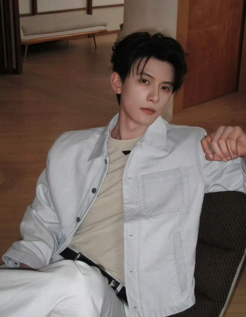 胡一天邓凯帅哥的旁边还是帅哥胡一天的清冷长腿气质配上邓凯的俊朗少年感，两位帅哥