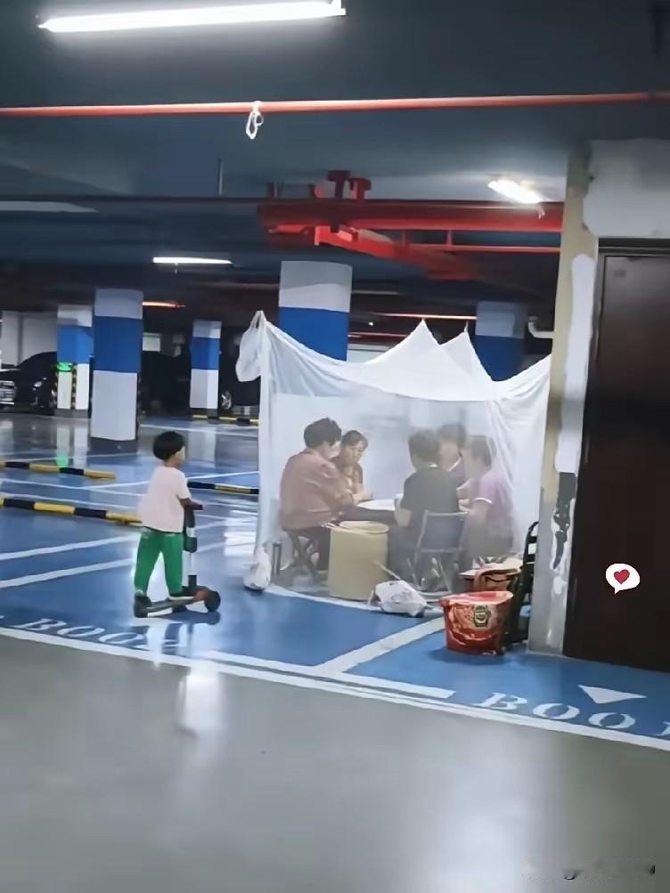 大妈们太会想办法了，大热天的，地下车库竟然成了纳凉胜地？帐篷一支，马扎一摆，