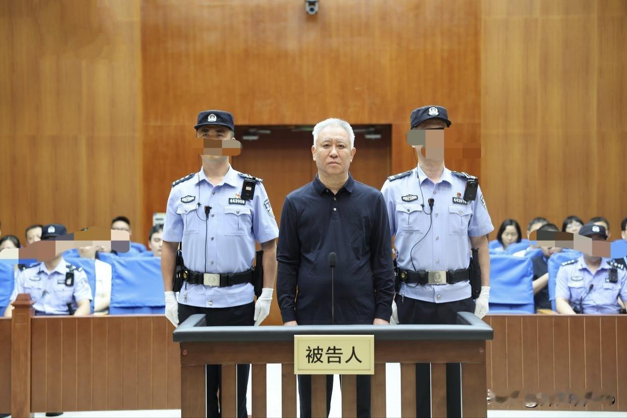 许家印8月20号现身深圳法庭在法庭上验明正身，等待审判！现状的他虽满头