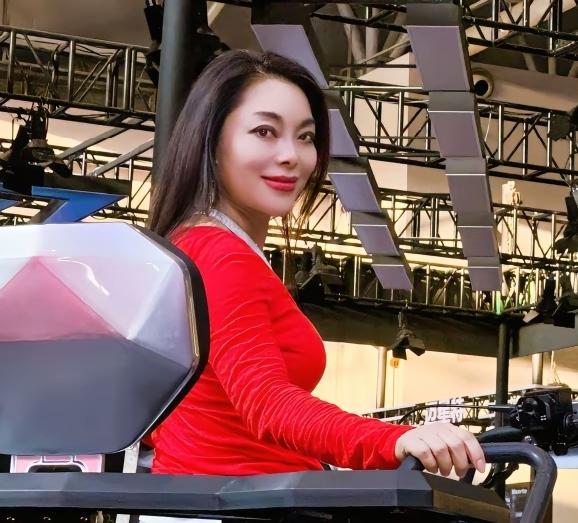 应儿，张雪一生最感激的贵人。2009年，她不顾众人质疑，破格录取学历低的他；他上