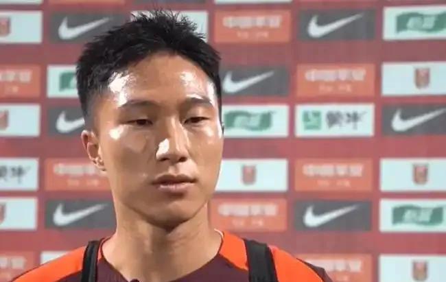杨泽翔自己也看？？李磊谈国家队里的杨泽翔，这话里话外都是袒护啊。没想到杨泽翔自己