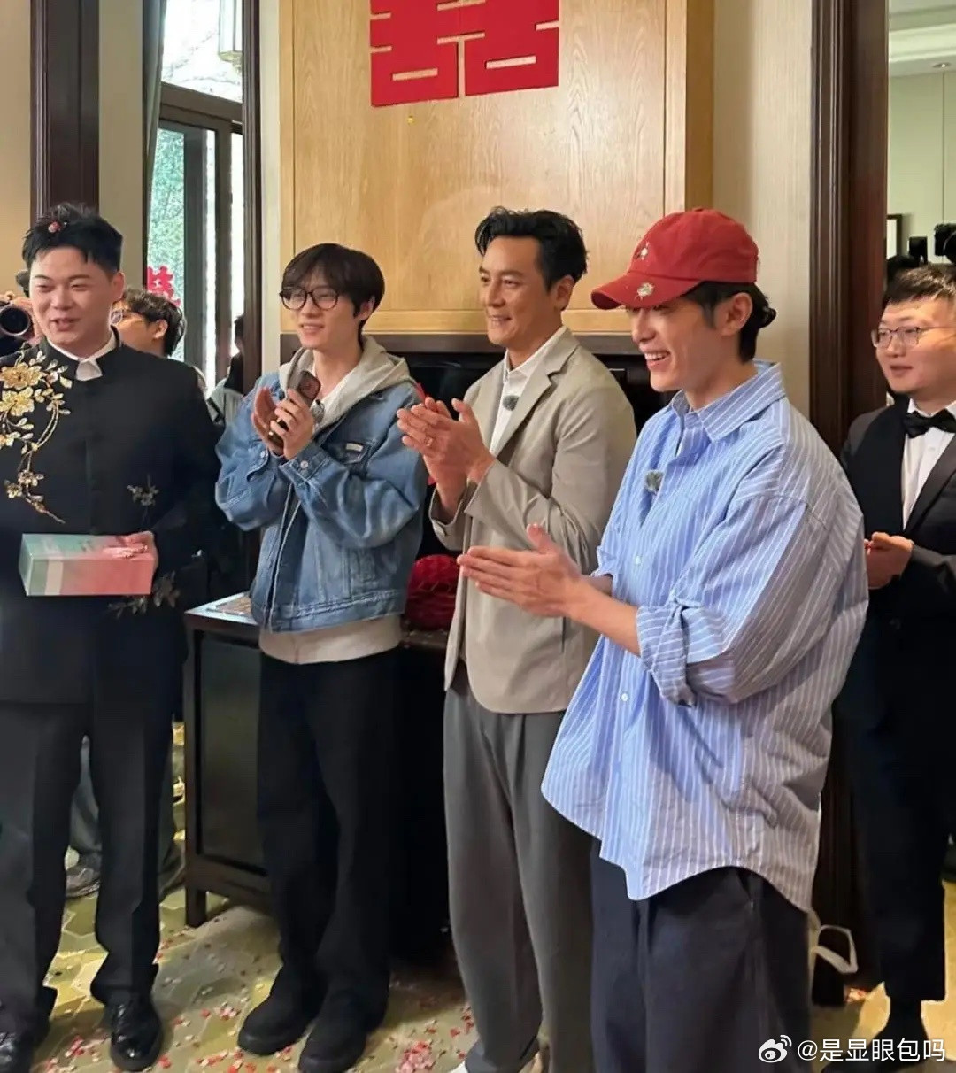 吴彦祖在杭州参加朋友的婚礼，他亲自给新娘买了奶茶，真的很绅士。虽然他已经老了，但