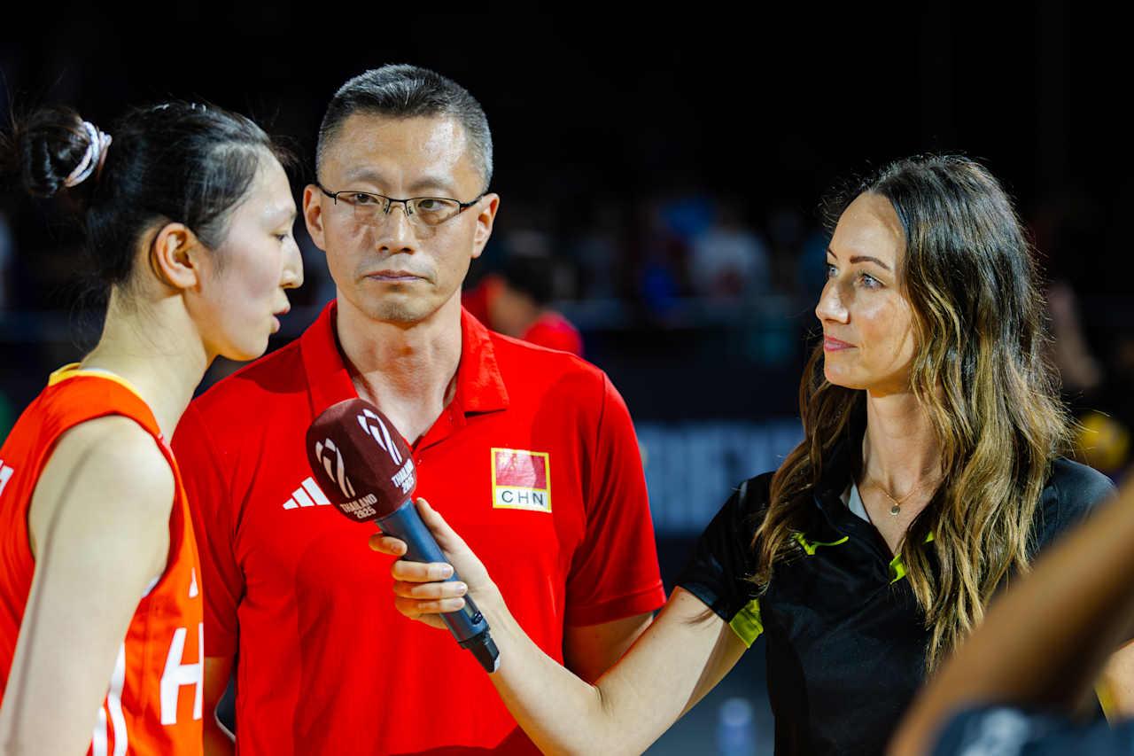 中国女排助教存在感变强了，暂停时都在和队员说。中国女排3-0击败了多米尼加，拿到