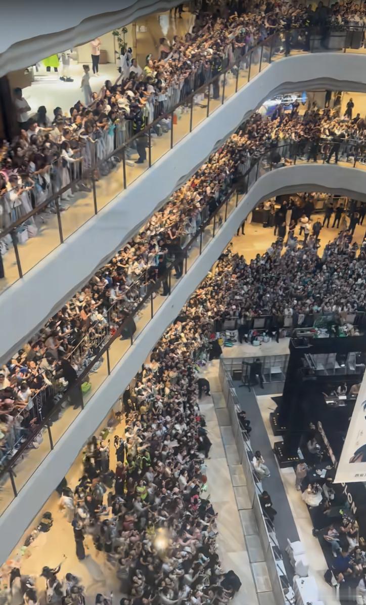 丁禹兮好火啊，感觉玻璃都要震碎了