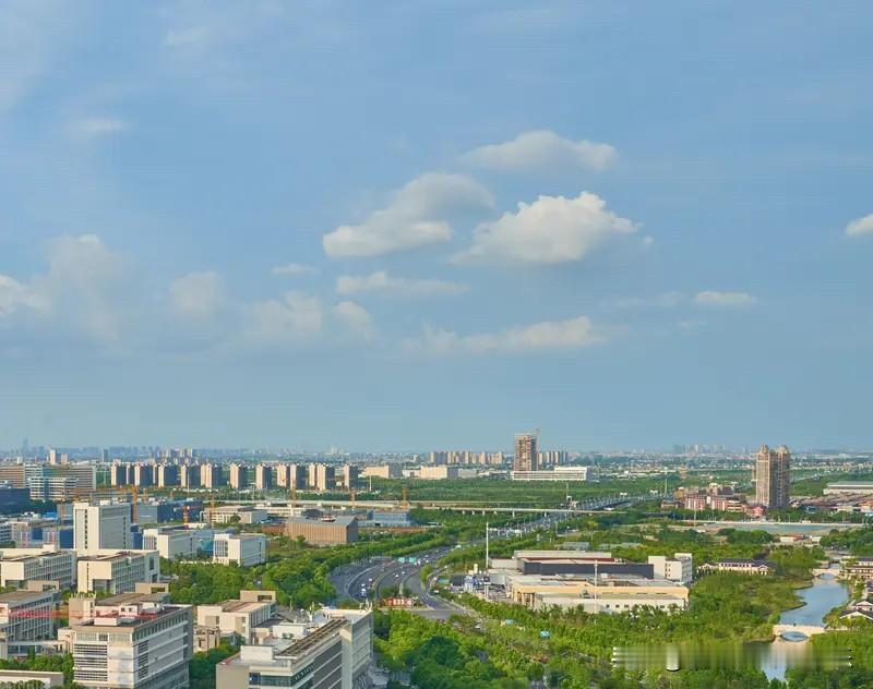 南通房东要熬出头了。在去年上半年的时候，南通楼市的崇川区房价从1.5万降至1.