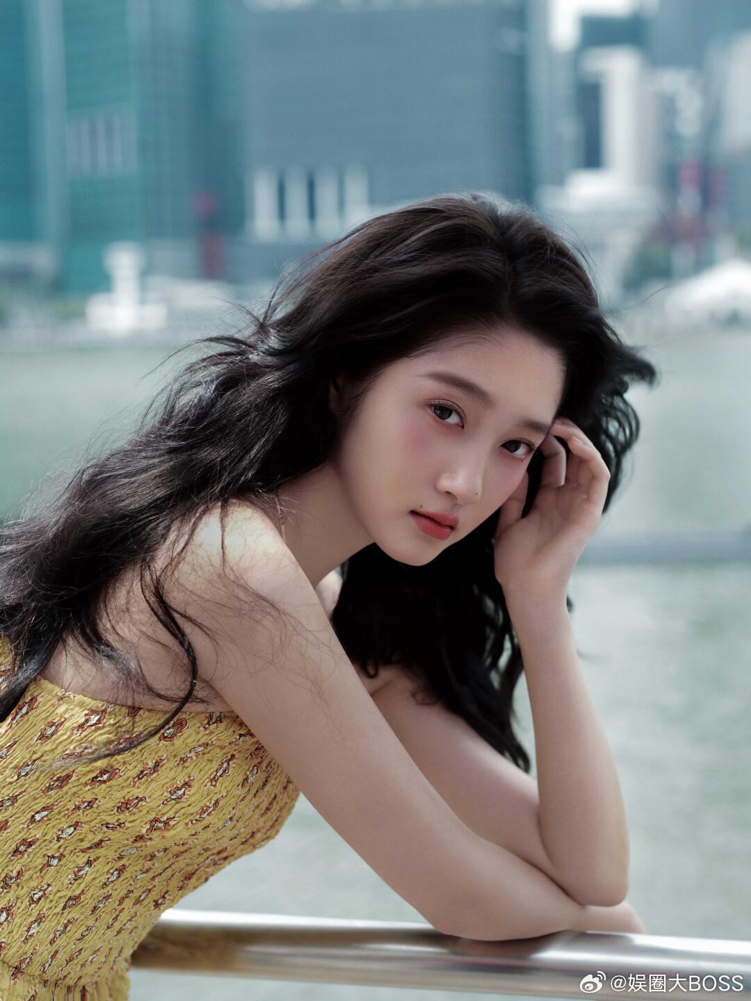 曝关晓彤喜提新车 关晓彤获新车后亲自驾车，在朋友陪同下帅气离场，状态超棒。