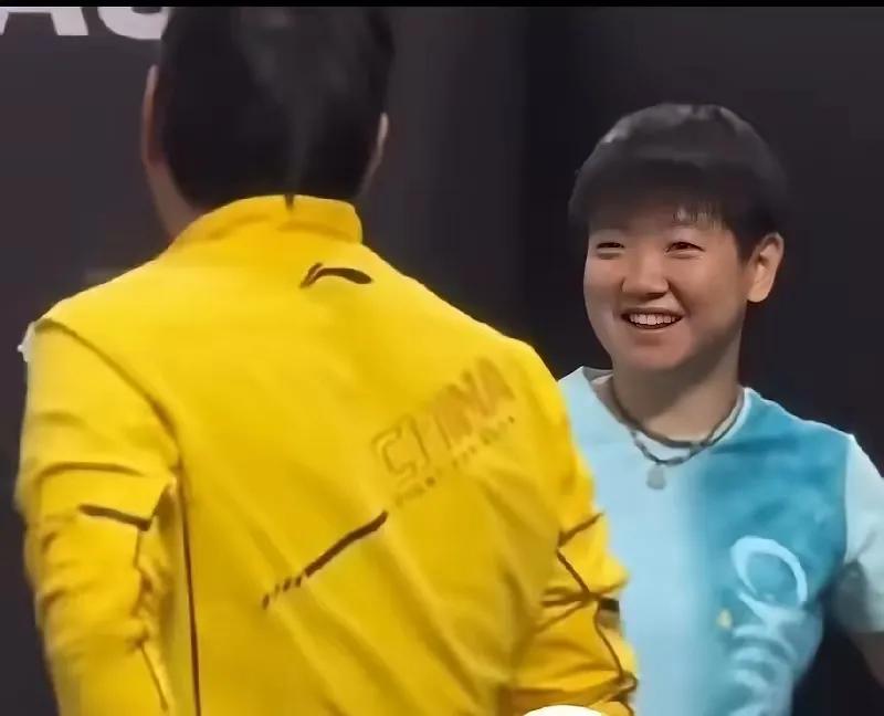 父亲节那天，莎莎突然问Q爹想要什么礼物。Q爹一听就笑了，说这孩子平时给自己买件衣