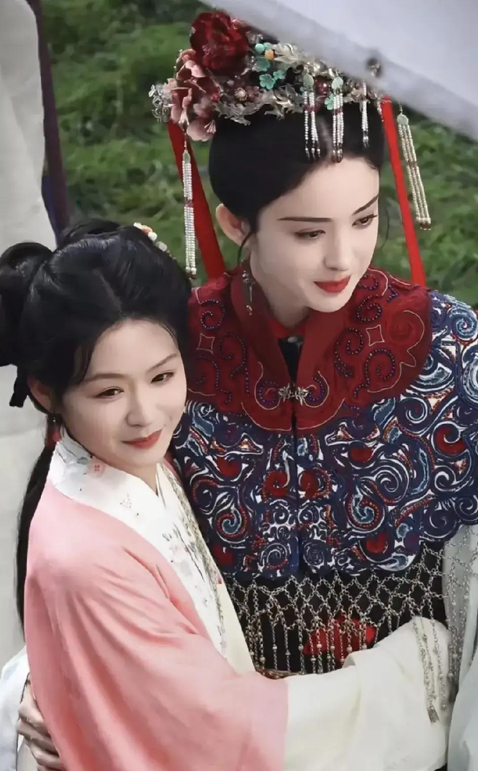 娜扎在新剧里给新人余茵当姐姐，开机照一出我就盯着两人站位看。横店四月太阳毒，路