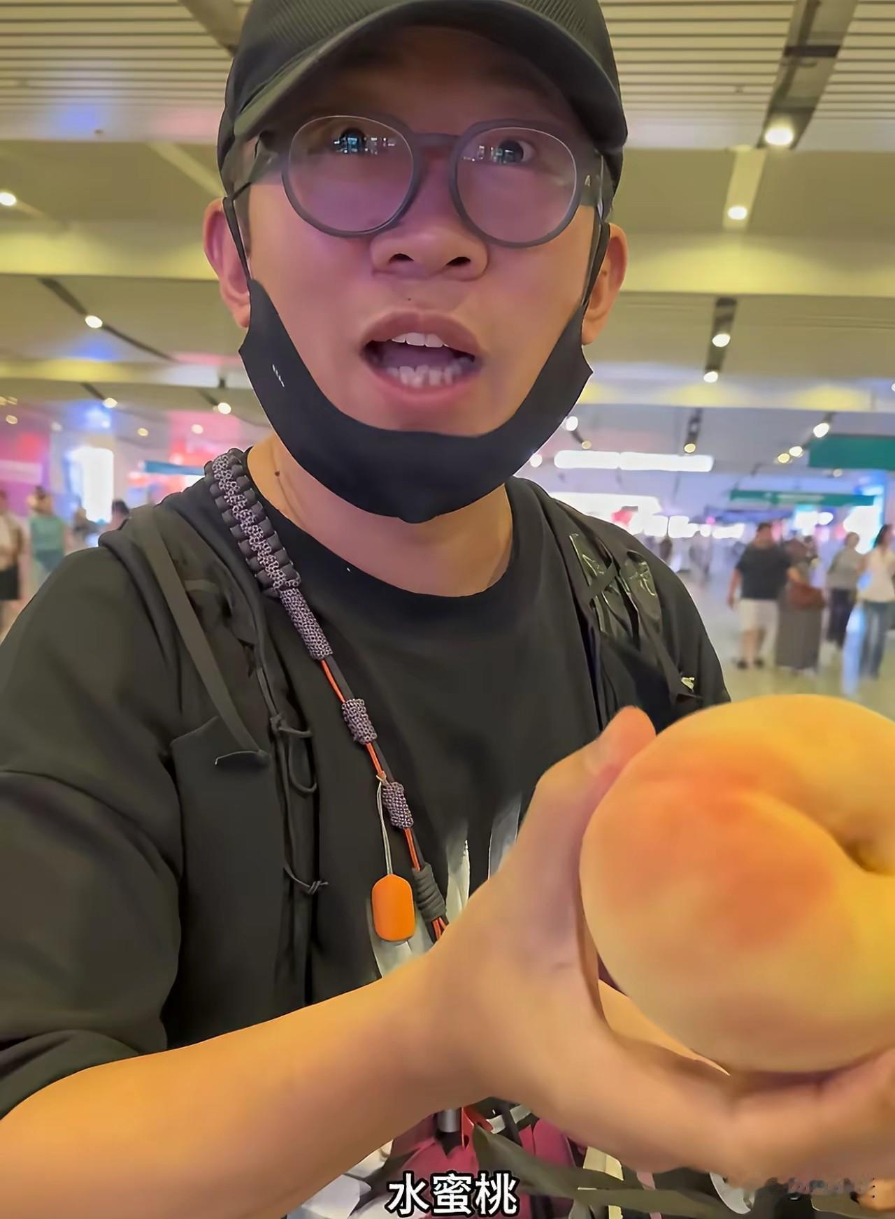 哈哈，杨迪总共就俩粉丝，还舍不得多给一个桃，抠门到家了！机场接机，杨迪掏出一水