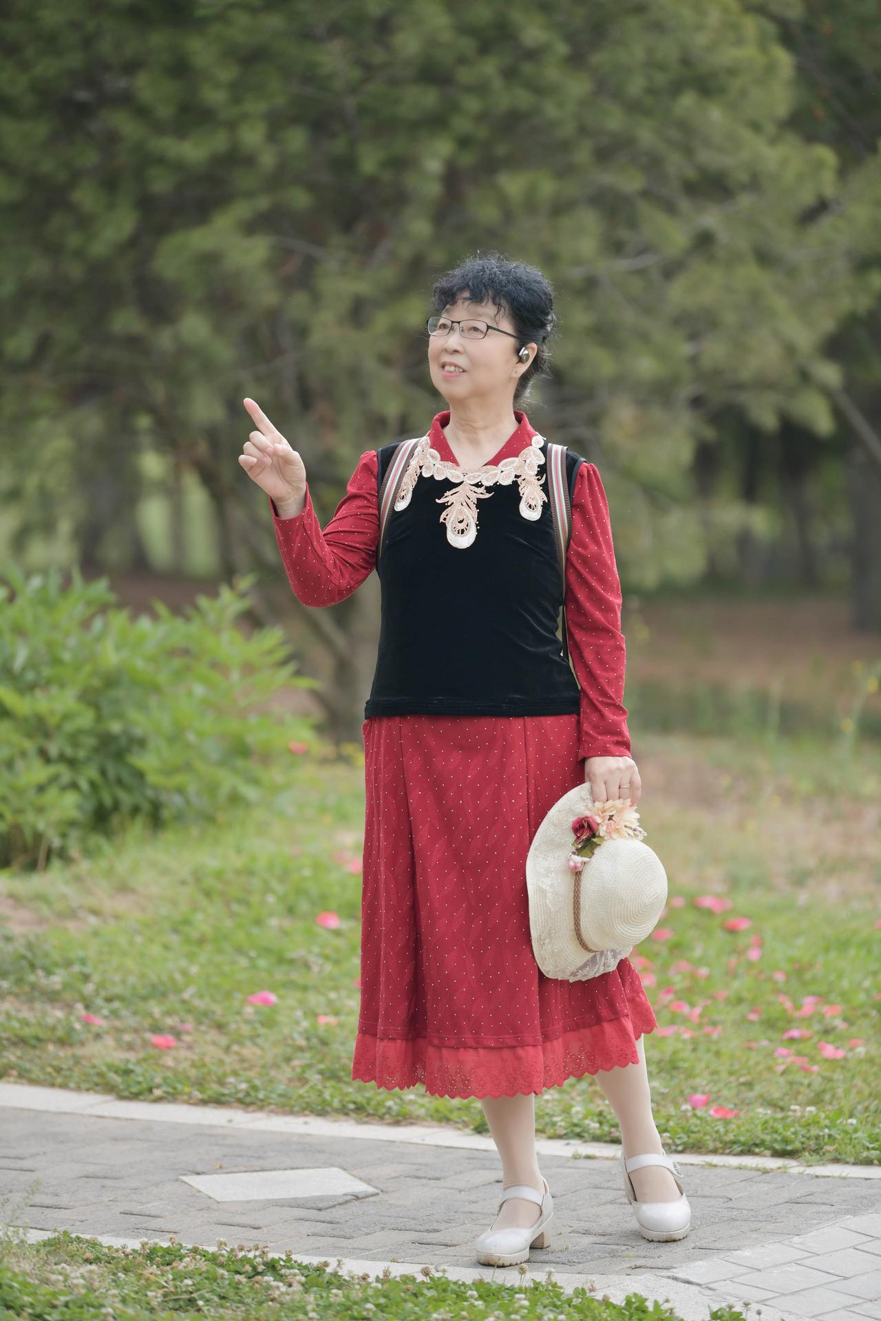 轻纱拂面舞，落花随风去。