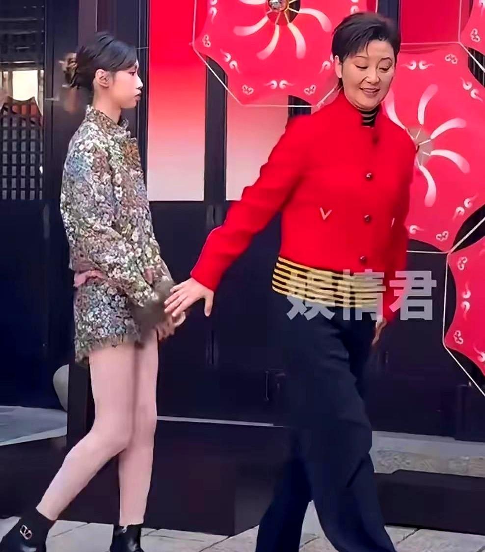 徐帆伸手，徐朵躲开，全网骂她白眼狼我盯着那段三秒动图看了十遍。红毯灯太亮，