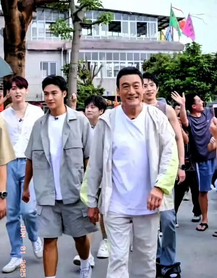 67岁的梁家辉这回真是把
