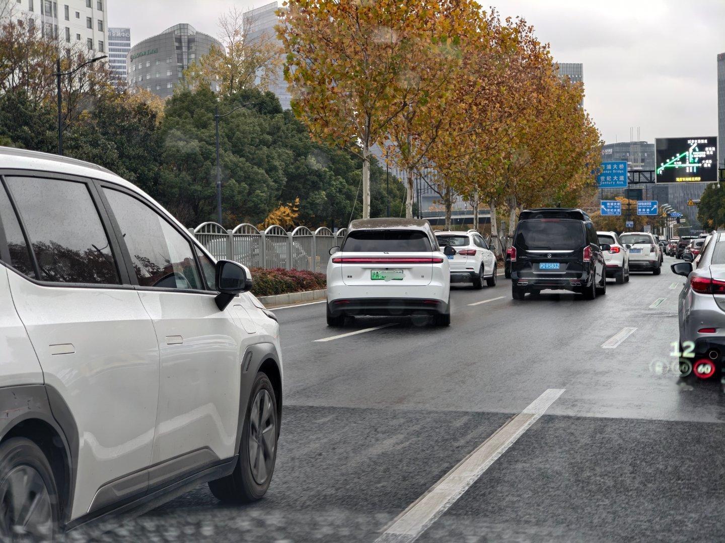 一个观察：上海人民对理想i8的认可度很高，很多金融圈的人在买。今天一路上看到