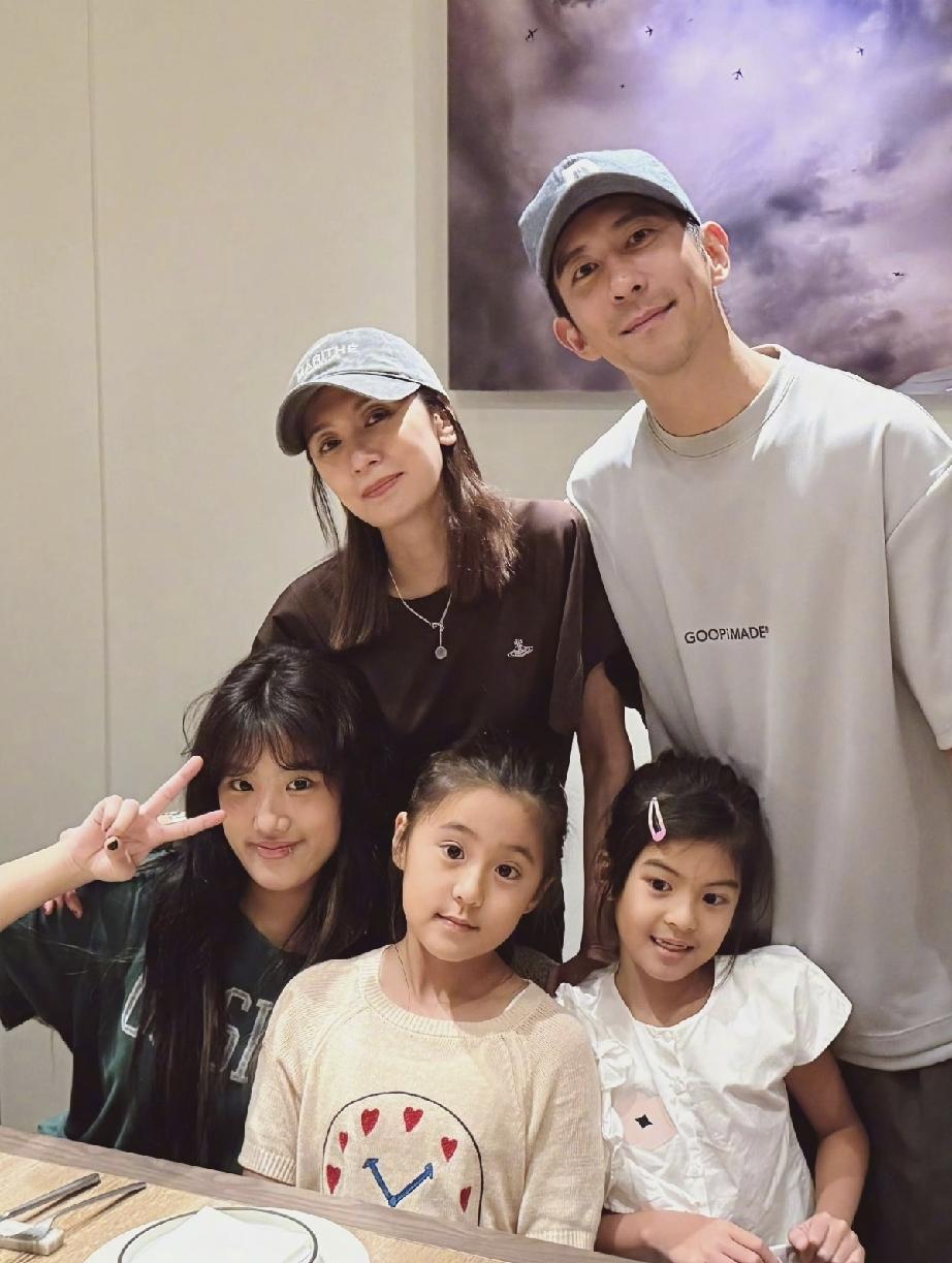 梧桐妹是贾静雯和前夫孙志浩的女儿，她从小到大就和爸爸长的很像；贾静雯和修杰楷的