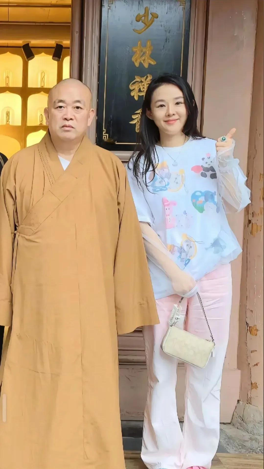 释方丈和夫人的同框照算是被扒出来了。可以看出来释夫人年纪不大，肤白貌美，端庄
