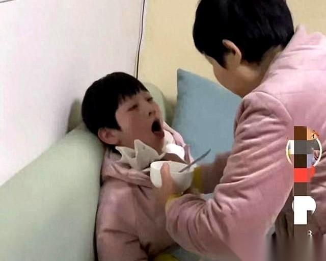 终于，生了个男孩。7斤7两。这场拿命当赌注的局，她赢了。全网都在为她高兴，说